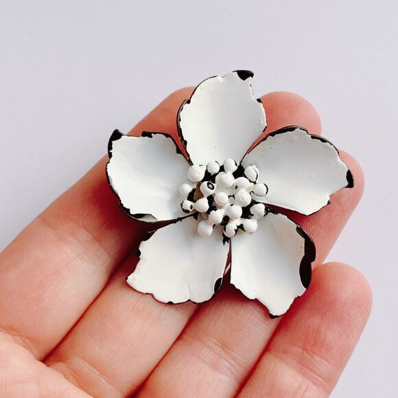 Vintage 1960s Brooch White Enamel Metal Mod Flower Black Edge Mid Century Pin - Picture 2 of 11